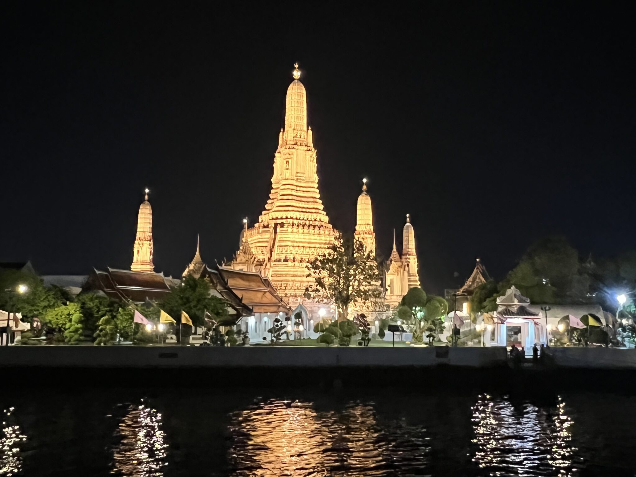 【ワット・アルン】バンコクの代表寺院・暁の寺の魅力を満喫！初めてのタイ旅行ガイド | 3児ママMayumiのタイ Blog